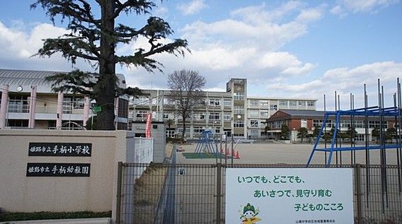 手柄小学校の画像