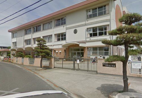 富田東小学校の画像