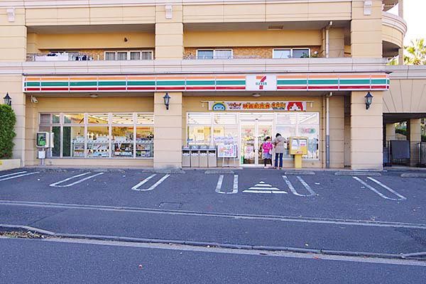 セブンイレブン 横浜レイディアント店の画像