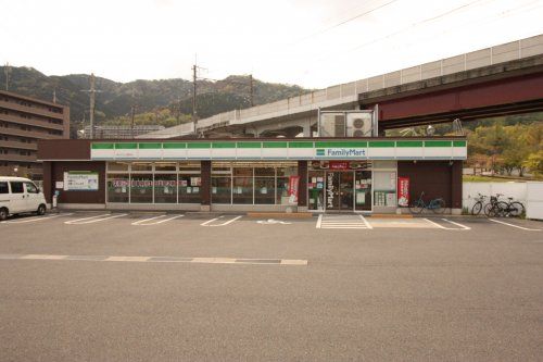 ファミリーマート皇子が丘公園前店の画像