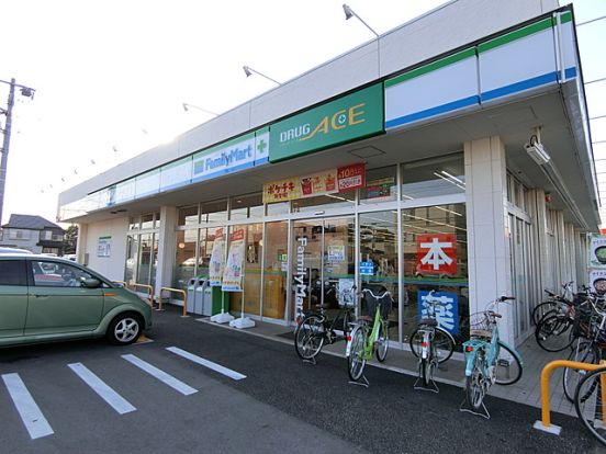 ファミリーマート+ドラッグエース川越的場店の画像