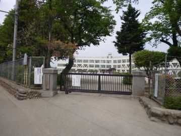 昭島市立拝島第三小学校　緑街道口の画像