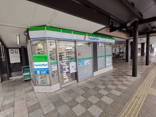 ファミリーマート 近鉄富田林駅南改札外店の画像