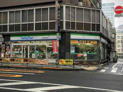 ファミリーマート 新宿御苑駅西店の画像