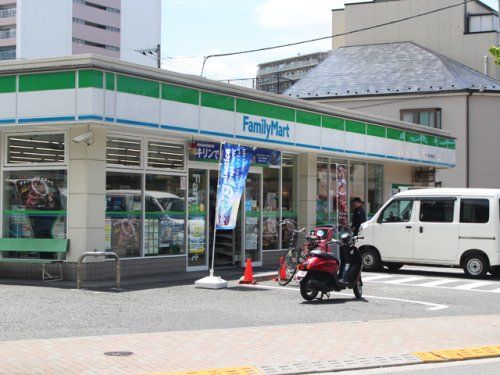 ファミリーマート 東京成徳学園前店の画像