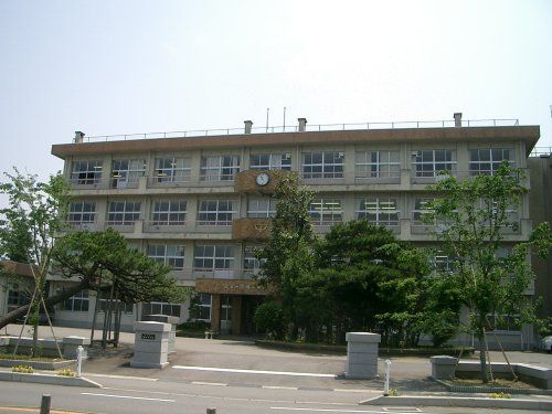 富山市立月岡中学校の画像
