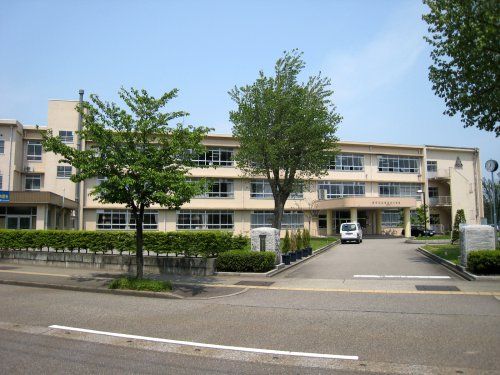 高岡市立志貴野中学校の画像