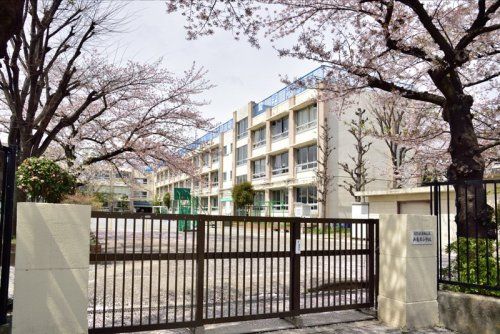 葛飾区立西亀有小学校の画像