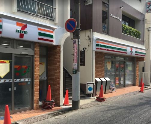 セブンイレブン 横浜六浦駅南店の画像