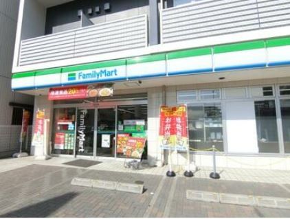 ファミリーマート 横浜子安通三丁目店の画像
