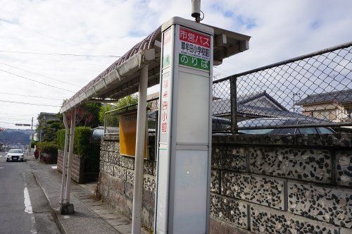 草牟田小学校前バス停の画像