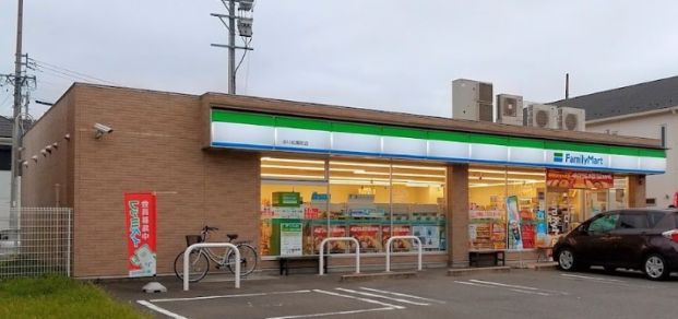 ファミリーマート 中川松葉町店の画像