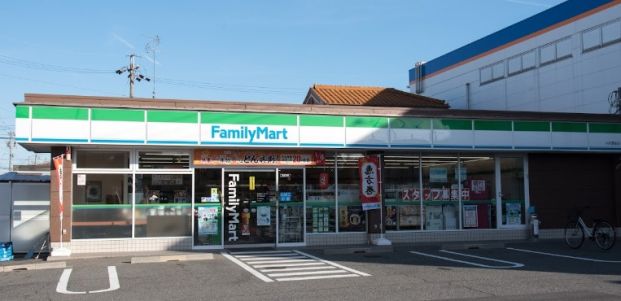 ファミリーマート 中川野田店の画像