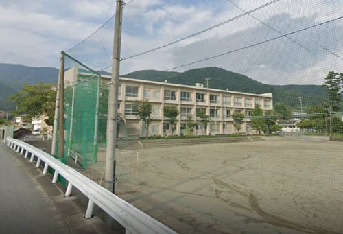 甲府市立里垣小学校の画像