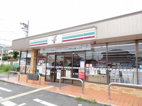 セブンイレブン 箕面坊島5丁目店の画像