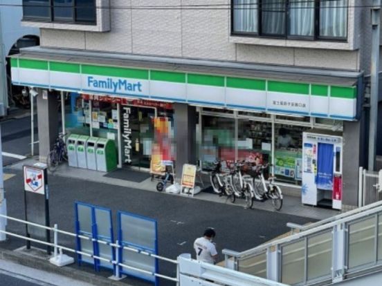 ファミリーマート 冨士屋新子安西口店の画像