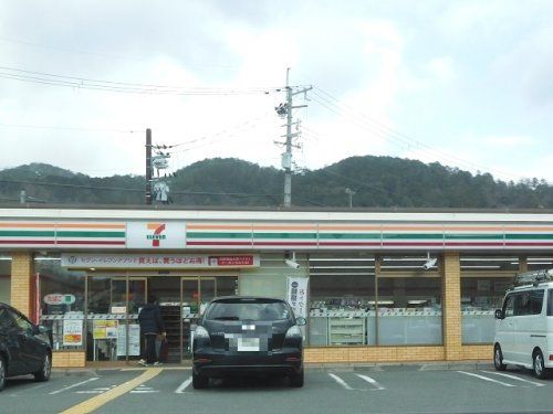 セブンイレブン 京都三条御陵店の画像