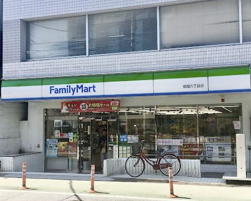 ファミリーマート 成城六丁目店の画像