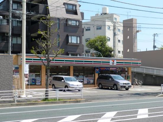 セブンイレブン横浜片倉町店の画像