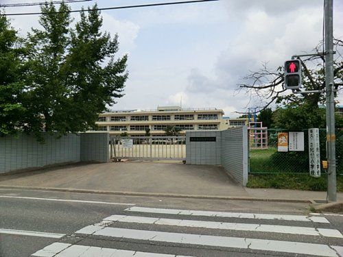 牛久市立向台小学校の画像