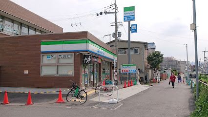 ファミリーマート JR久宝寺駅北店の画像
