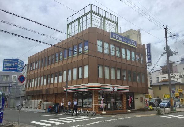 セブンイレブン 阪急園田駅東店の画像