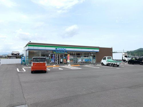 ファミリーマート 松山和気店の画像
