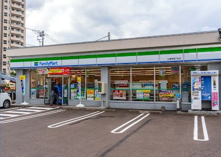 ファミリーマート 札幌発寒7条店の画像