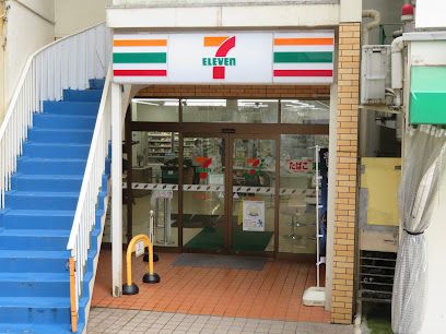 セブンイレブン 横浜六浦駅前店の画像