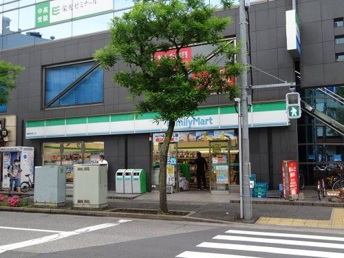 ファミリーマート篠崎駅南口店の画像