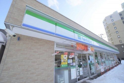 ファミリーマート 札幌豊平6条店の画像