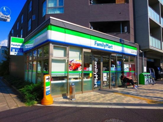 ファミリーマート 世田谷下馬一丁目店の画像