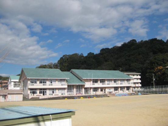 上富田町立岡小学校の画像