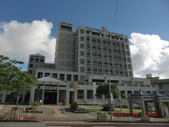 浦添市役所の画像