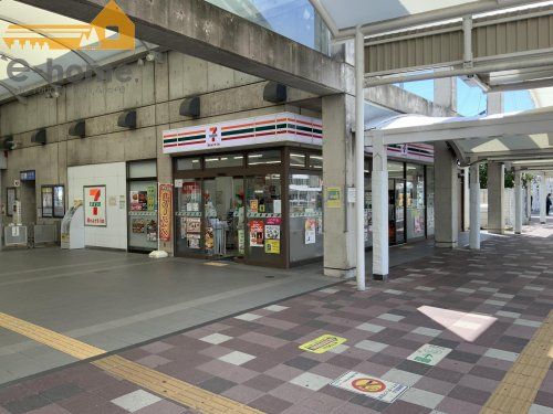 セブンイレブン ハートインJR朝霧駅改札口店の画像