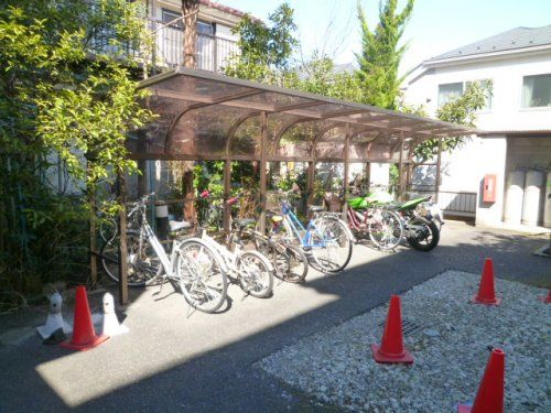 敷地内駐輪場に無料でバイクも置けます♪の画像