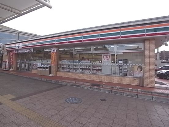 セブンイレブン 生駒白庭台駅前店の画像