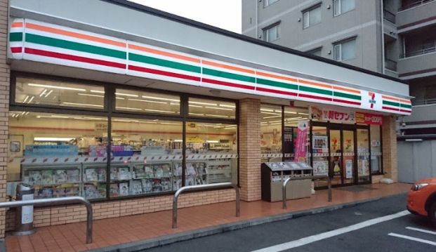 セブンイレブン 横浜中里店の画像