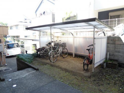 無料の敷地内自転車置き場の画像