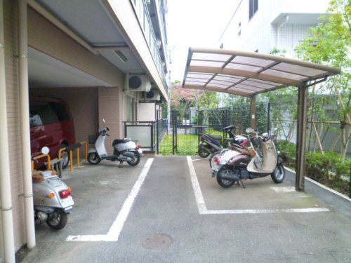 敷地内屋根付き無料バイク置き場と自転車置き場の画像