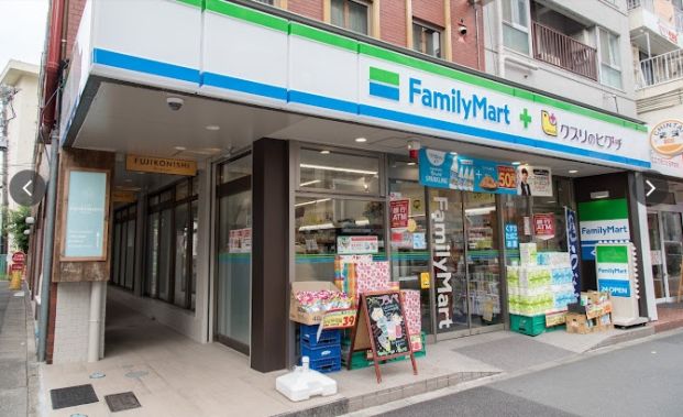 ファミリーマート+クスリのヒグチ 中野坂上西店の画像