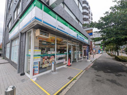 ファミリーマート 所沢駅東口店の画像