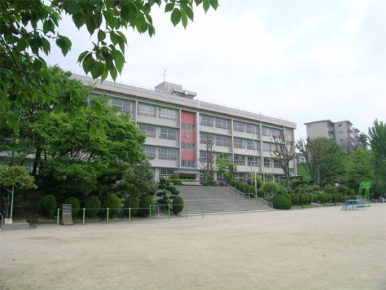 豊中市立東豊中小学校の画像