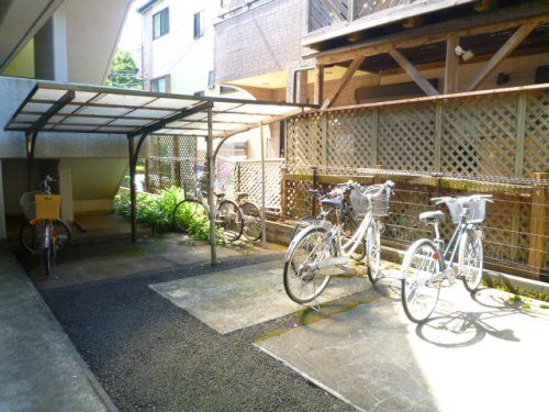 無料の敷地内屋根付き自転車置き場の画像