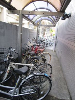 原付やバイク不可の敷地内屋根付き無料駐輪場の画像