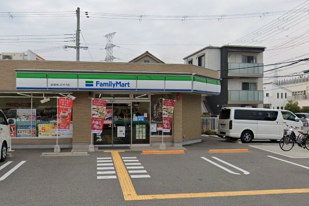 ファミリーマート 宝塚ほしのそう店の画像