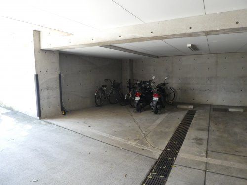 無料の屋内自転車置き場と原付置き場の画像