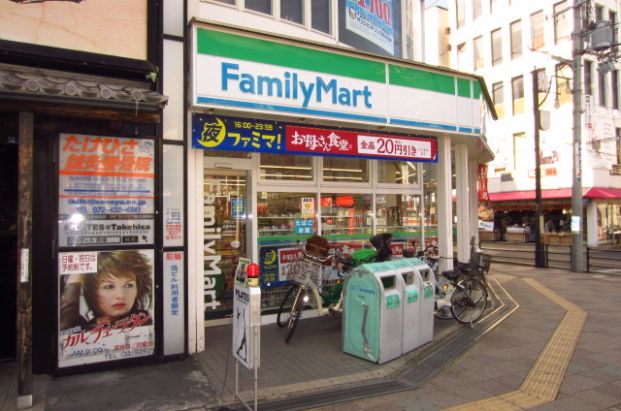 ファミリーマート 貝塚駅前店の画像