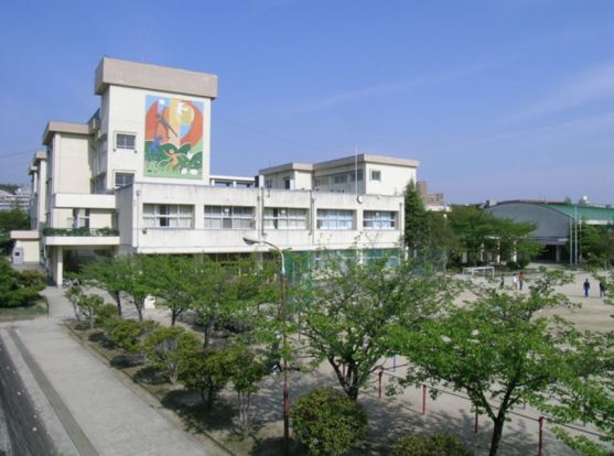 豊中市立 泉丘小学校の画像
