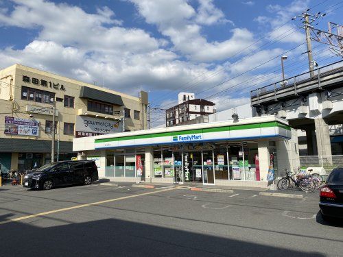 ファミリーマート　忍ケ丘駅前店の画像